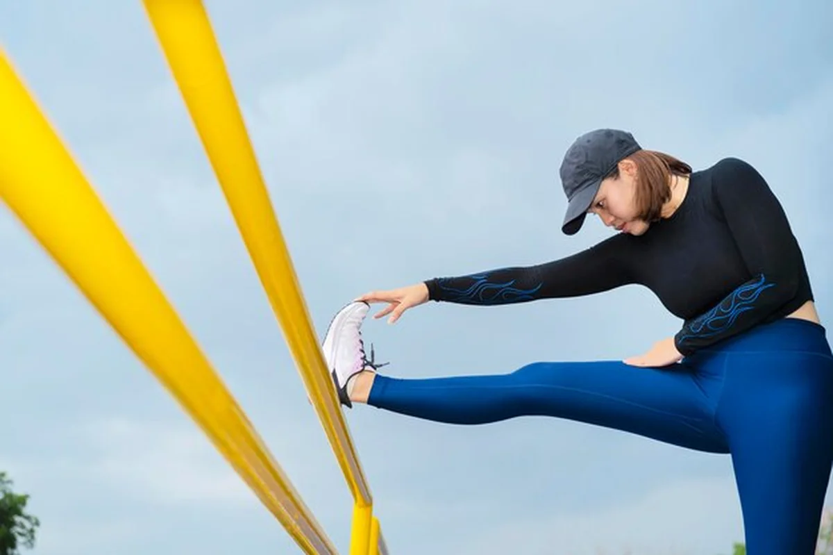 Biegaczki wykonujące ćwiczenia rozciągające