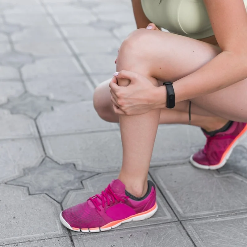 Atletka z bólem kolana