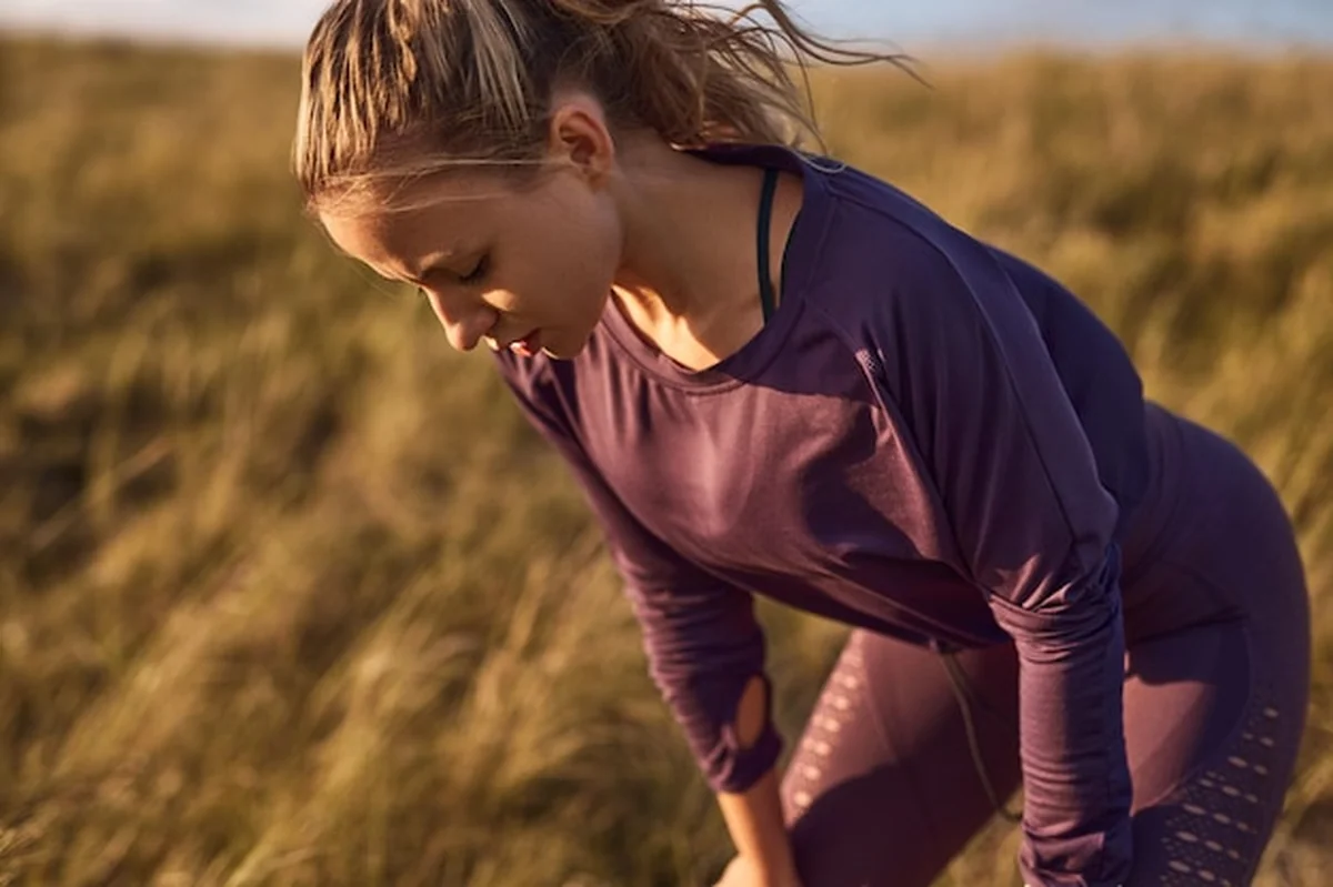 Biegacz odpoczywa podczas treningu w terenie