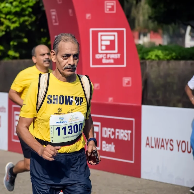Uczestnicy maratonu w Nowym Delhi przekraczają linię mety Delhi Half Marathon 2024