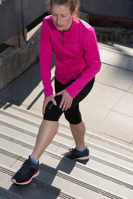 Uraz kolana biegacza podczas joggingu ranem