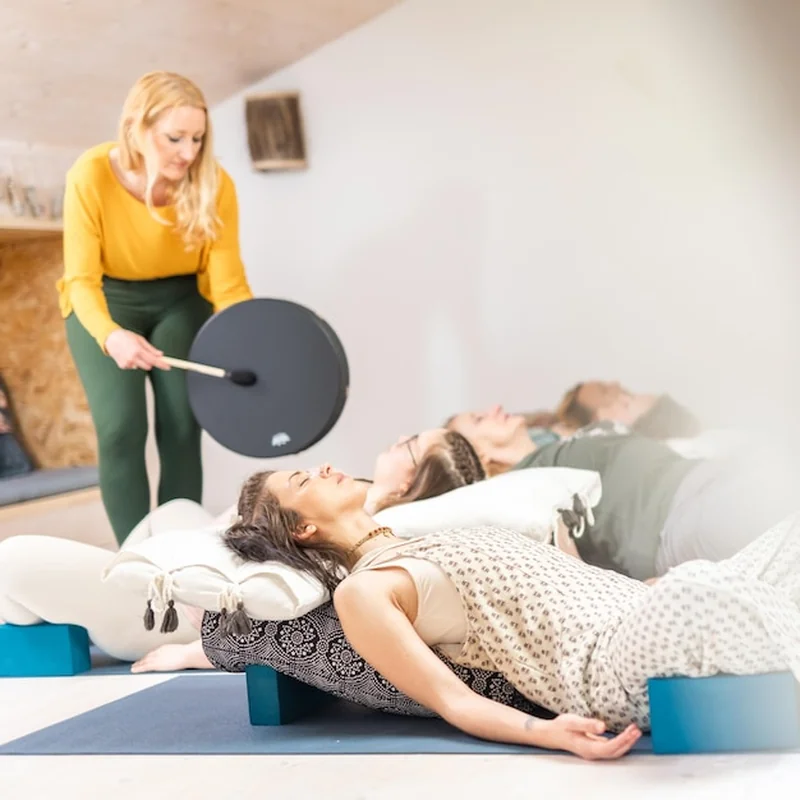 Terapia grupowa z bębnem tybetańskim dla kobiet na drewnianej podłodze