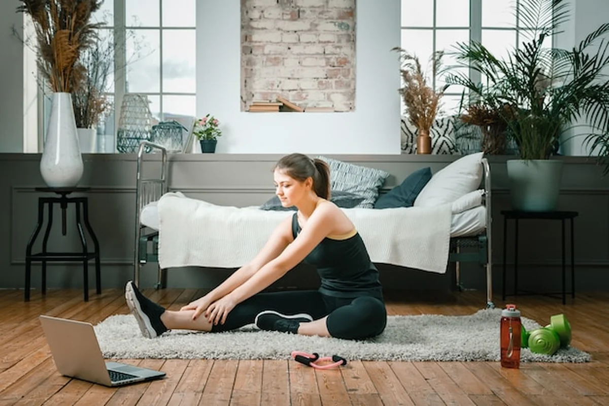 Młoda kobieta uprawia sport w domu