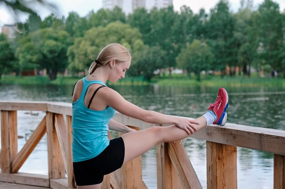 Młoda kobieta ćwiczy fitness na świeżym powietrzu